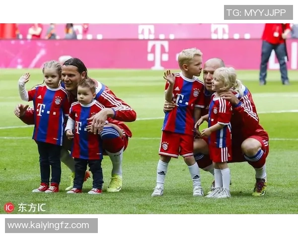 足球明星小报揭秘球场背后的故事与荣耀,带你走进他们的生活与梦想