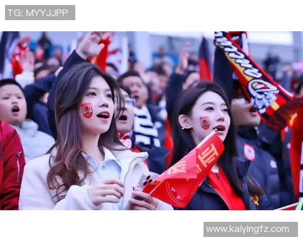 足球明星莅临香港激情赛场引发球迷热烈追捧与欢呼 足球明星莅临香港激情赛场引发球迷热烈追捧与欢呼