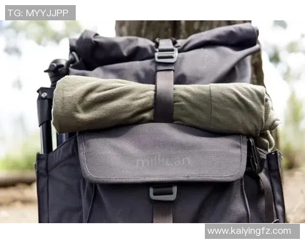 足球明星背包视频揭秘生活点滴与训练背后的故事 足球明星背包视频揭秘生活点滴与训练背后的故事